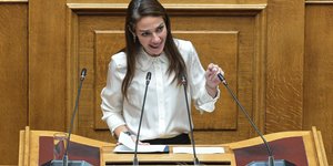 Η υπουργός Κοινωνικής συνοχής και Οικογένειας, Δόμνα Μιχαηλίδου στην Ολομέλεια της Βουλής 