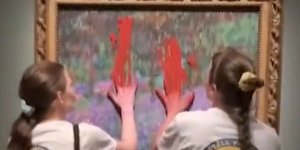 Δικαστήριο αθώωσε ακτιβίστριες που είχαν ρίξει μπογιά σε πίνακα του Μονέ