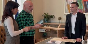 Νίκος Μουτσινάς και Τόνια Σωτηροπούλου με τον Χάρη Δούκα