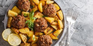 Μπιφτέκια με πατάτες / Φωτογραφία: Shutterstock