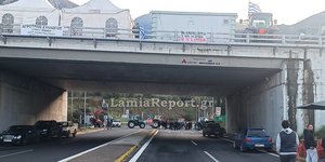 Μπλόκο αγροτών σε ανισόπεδη γέφυρα κάτω από την Εθνική οδό Αθηνών-Θεσσαλονίκης