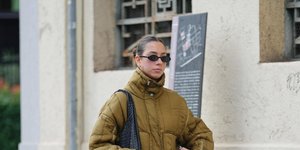 Γυναίκα με street style ντύσιμο 