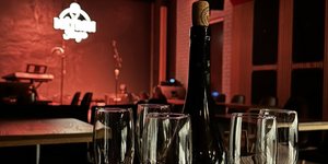 μπουκαλι ποτηρια