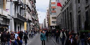 Τουρίστες στη Via Toledo της Νάπολης