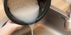 Νερό από ρύζι που καταλήγει στο νεροχύτη