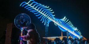 Γιορτινές βόλτες στην Αθήνα: Από το viral μονοπάτι με τα φώτα μέχρι το βιωματικό χριστουγεννιάτικο χωριό