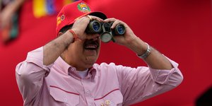 Ο πρόεδρος της Βενεζουέλας, Νικολάς Μαδούρο κοιτάζει με κυάλια 