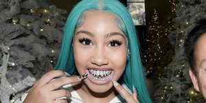 Η κόρη της Κιμ Καρντάσιαν με διαμαντένια grillz και μπλε μαλλιά στο Instagram