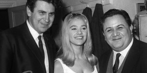 Η Ντόρα Γιαννακοπούλου με τον Μίκη Θεοδωράκη και τον Μάνο Χατζιδάκι