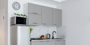 Δύσκολη αποστολή το καθάρισμα του πάνω μέρους των ντουλαπιών της κουζίνας 