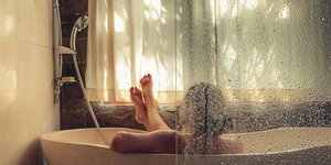 Υδρατμοί στο μπάνιο κατά τη διάρκεια του ντους