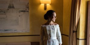 Ένα νυφικό διαφορετικό από τα άλλα: Καρό μοτίβο, ζωγραφισμένα λουλούδια και χειροποίητες λεπτομέρειες