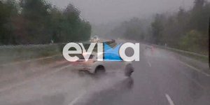  ΙΧ έπεσε σε μπάρες και σε λεωφορείο στην Ε.Ο. Αθηνών Λαμίας