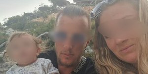 O 2χρονος Λίο με τους γονείς του/Φωτογραφία: Instagram/robbied1315 