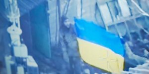 Ουκρανοί ύψωσαν σημαία για να δείξουνότι η Ρωσία δεν κατέλαβε την πόλη τους