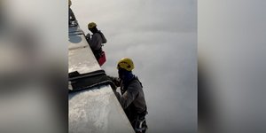 Εργάτες καθαρίζουν το ψηλότερο κτίριο του κόσμου στο Ντουμπάι από τα 828 μέτρα