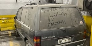 Έτσι ήταν το αυτοκίνητο του Αντώνη Τρίτση όταν εντόπισε υπάλληλος του δήμου της Αθήνας