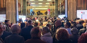 Kόσμος έξω από το θέατρο Παλλάς για τη παρουσίαση του βιβλίου του Αλέξη Τσίπρα