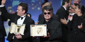 Ο Ιρανός σκηνοθέτης Τζαφάρ Παναχί με το βραβείο του «Χρυσού Φοίνικα» που κέρδισε στο Φεστιβάλ των Καννών τον Μάιο του 2025