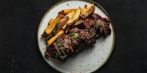 Γλασαρισμένη πανσέτα με πατάτες / Φωτογραφία: Unsplash