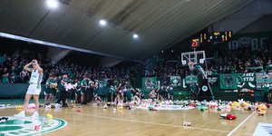 Υπέροχη κίνηση από τους φίλους του Παναθηναϊκού - Πέταξαν στο παρκέ λούτρινα κουκλάκια για το «Χαμόγελο του Παιδιού»