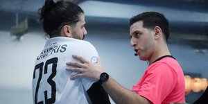 Ο Μπάμπης Δομπρής μιλά με τον διαιτητή του αγώνα στο ντέρμπι ΑΕΚ-ΠΑΟΚ στα προημιτελικά του Κυπέλλου Ελλάδας