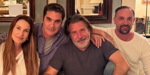 Ο Χριστόφορος Παπακαλιάτης με τα αδέλφια του