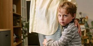 Κάπως έτσι γεννήθηκε ο όρος «γονείς-βέλκρο»: γονείς που δεν απλώς στέκονται δίπλα στο παιδί, αλλά κολλούν πάνω του / SHUTTERSTOCK