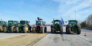 Παραταγμένα τα τρακτέρ στα διόδια Μαλγάρων, έκλεισαν και τα δύο ρεύματα κυκλοφορίας 