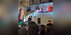 Πάρτι έξω από ναό στη Λαμπρινή