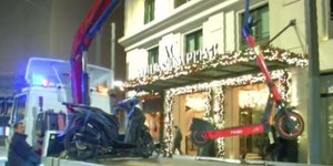 Η στιγμή που ο γερανός παίρνει το πατίνι 