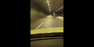 Βγήκε με το ηλεκτρικό πατίνι στα τούνελ της Παραλιακής -Το video που έγινε viral