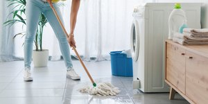 Γιατί το πάτωμα αφήνει γραμμές και πώς να το καθαρίσετε σωστά -Το απλό κόλπο της νοικοκυράς