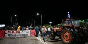 Αγρότες της Αιγιάλειας απέκλεισαν τον αυτοκινητόδρομο Πατρών-Κορίνθου -Κυκλοφοριακές ρυθμίσεις από την ΕΛΑΣ