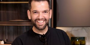 Ο Πέτρος Συρίγος μάς στρώνει το γιορτινό τραπέζι -Συνταγές για το χριστουγεννιάτικο δείπνο