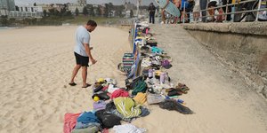 Προσωπικά αντικείμενα των θυμάτων στην αμμο