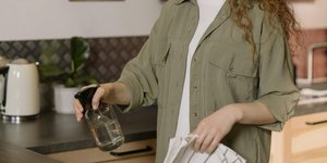 Πολλοί άνθρωποι έχουν την αίσθηση ότι καθαρίζουν συνεχώς το σπίτι τους, ξοδεύοντας χρόνο και κόπο, αλλά το αποτέλεσμα δεν διαρκεί / SHUTTERSTOCK