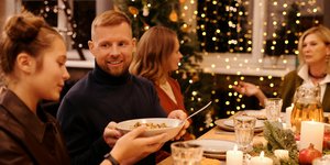 Στο γιορτινό τραπέζι, το να μη ρίξεις λάδι στη φωτιά είναι συχνά η πιο γενναία στάση / PEXELS