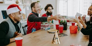 Το Secret Santa υποτίθεται ότι είναι μια ακίνδυνη, σχεδόν παιδική τελετουργία του γραφείου: λίγη ανωνυμία, ένα μικρό δώρο, μια αφορμή για γέλιο πριν κλείσει η χρονιά / PEXELS