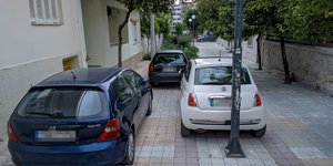 πεζόδρομος πάρκινγκ παράνομη στάθμευση παρκαδόροι μπουζούκια κλαμπ νυχτερινά κέντρα
