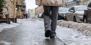 Πεζός σε παγωμένο πεζοδρόμιο