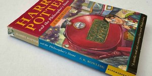 Η πρώτη έκδοση του «Ο Χάρι Πότερ και η φιλοσοφική λίθος»