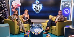 Ο δημοφιλής τραγουδιστής ερμηνεύει τη νέα μεγάλη επιτυχία του και συμμετέχει σε Challenge για τα κάλαντα με τη Χριστίνα Βραχάλη και τη Λίλα Κουντουριώτη