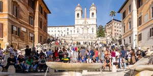 Τουρίστες στην «Πιάτσα ντι Σπάνια» της Ρώμης