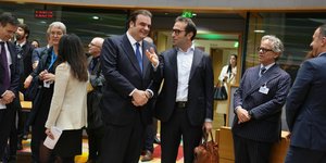 Ο υπουργός Οικονομικών Κυριάκος Πιερρακάκης (κέντρο αριστερά) συνομιλεί με τον Ισπανό υπουργό Οικονομίας Κάρλος Κουέρπο Καμπαγιέρο (κέντρο δεξιά) κατά τη διάρκεια συνάντησης των υπουργών Οικονομικών της ευρωζώνης/ Φωτογραφία AP