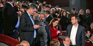 Τα πηγαδάκια στο Παλλάς στην παρουσίαση του βιβλίου Τσίπρα