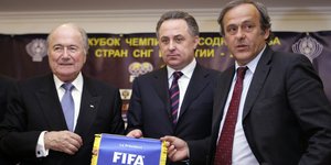 Μισέλ Πλατινί (δεξιά) και Σεπ Μπλάτερ (αριστερά) τιμούν το 2010 τον τότε υπουργό Αθλητισμού της Ρωσίας Βιτάλι Μούτκο