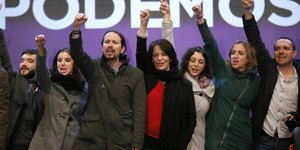 Μια ομάδα νέων πανεπιστημιακών και ακτιβιστών –με επικεφαλής τον πολιτικό επιστήμονα Πάμπλο Ιγκλέσιας– υπέγραψε το μανιφέστο Mover ficha με στόχο να μετατρέψει την «αγανάκτηση σε πολιτική αλλαγή» και να εκφράσει εκλογικά το ρεύμα κατά της λιτότητας / ΑΡ