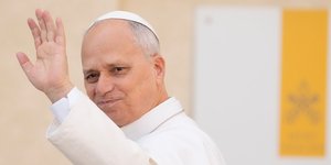 Ο πάπας Λέων όταν δεν μπορεί να κοιμηθεί, μαθαίνει γερμανικά με εφαρμογή και παίζει επιτραπέζιο παιχνίδι στο κινητό του