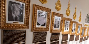 Πορτρέτα και πλακέτες στον Λευκό Οίκο με τους προέδρους που πέρασαν 